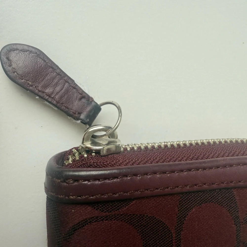 Coach Signature Jacquard Buckle Wallett​ - Picture 3 of 9